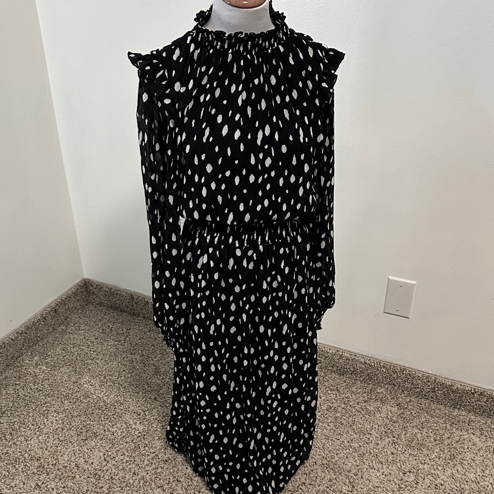 🕯️ Mimi & Daphne Pleated Midi Dress